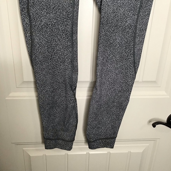 LULULEMON Run the Day 7/8 Tight (25”) in Fractal Dark Starlight Black. - Picture 5 of 9